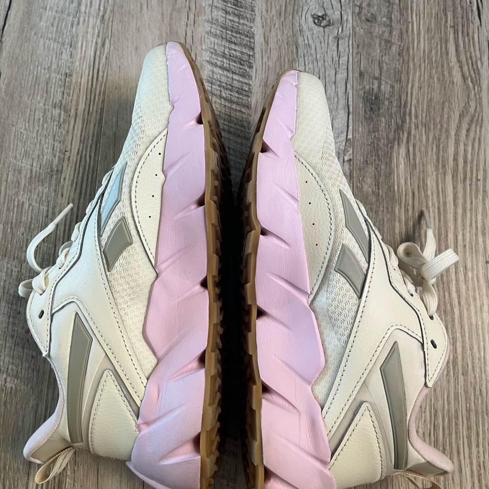 Reebok Women’s Chunky Runner Sneakers in White and Light Pink